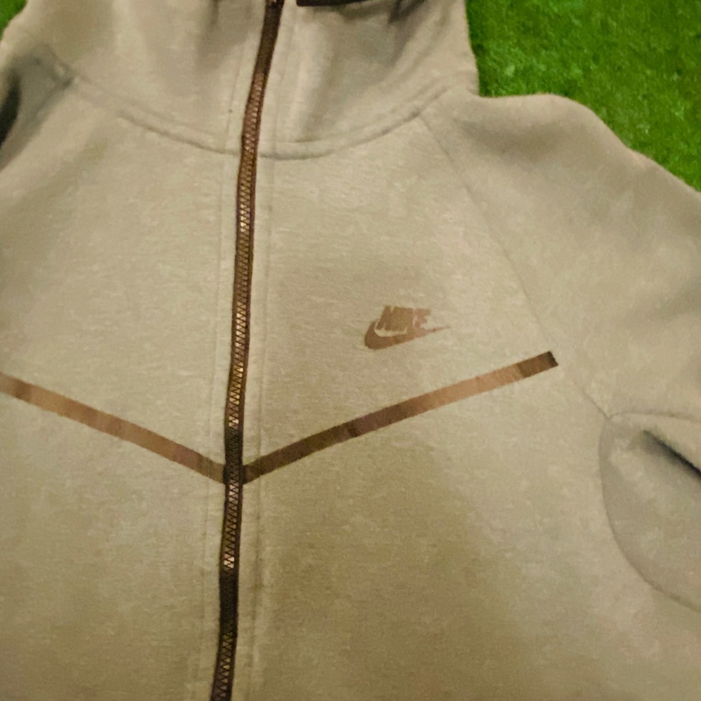 Nike - Picture 2 of 5